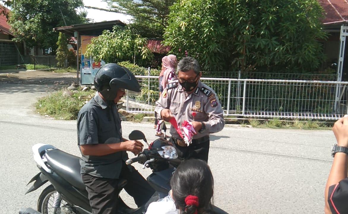 Aiptu Duren bagikan bendera dan masker 